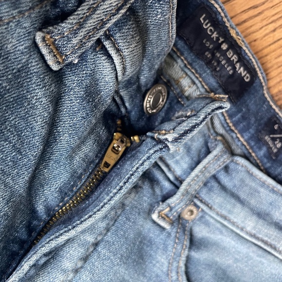 Lucky Brand (6/28) light wash mid rise skinny jeans - Picture 4 of 6
